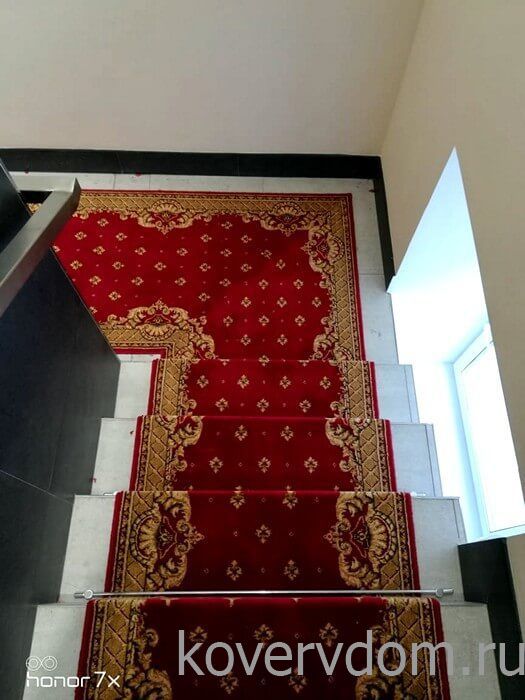 Ковровая дорожка шерстяная Floare красно-бордовая с укладкой на лестницу